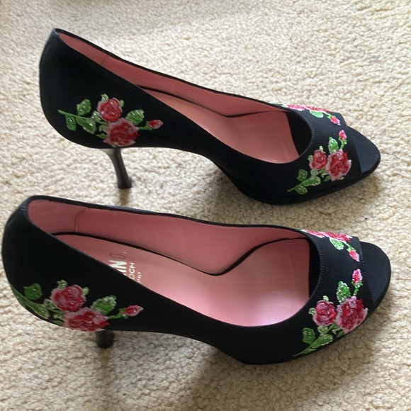 NWT MOSCHINO black fabric peep toe heels w floral beading. Floral delight 7. - Picture 7 of 11